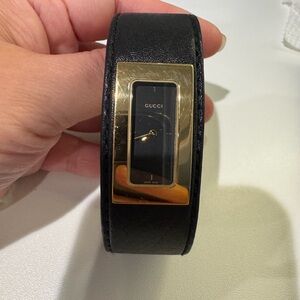 Woman Gucci Black Leather Strap